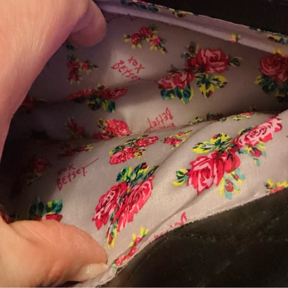 🆕🔥Betsey Johnson Black Quilted Shoulder Bag with Floral Scarf/Crossbody - Picture 11 of 12